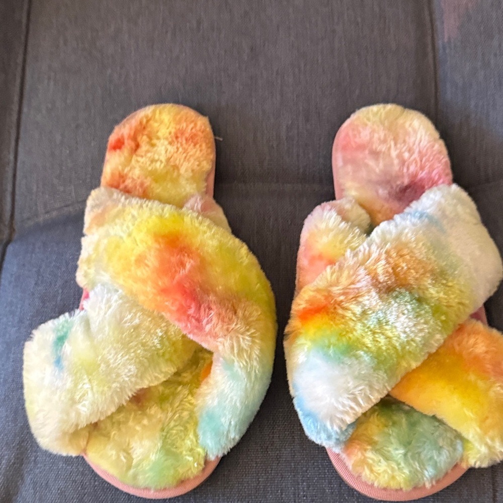 NWOT Woman’s Tie Dye Cross Band Faux Fur Slippers. Size 11.5-12.